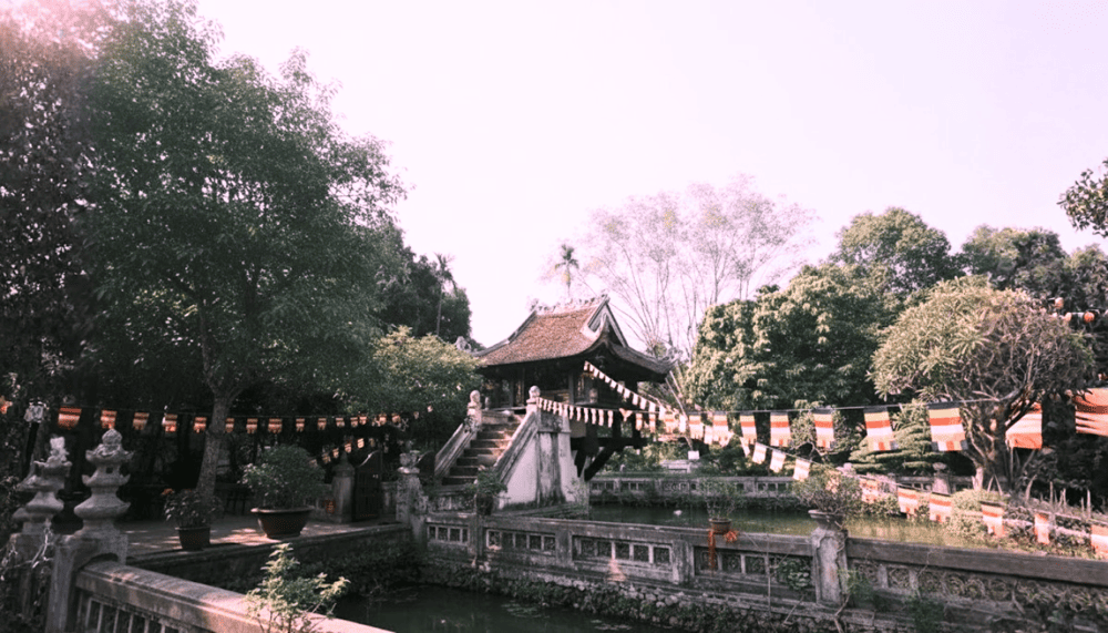 One Pillar Pagoda in Vietnam is located right in the center of the capital, so it is quite convenient for tourists to visit